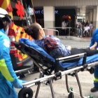 La herida fue embarcada en una ambulancia y llevada a un hospital.