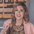 Le gusta usar el pelo rubio