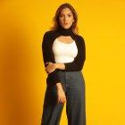 No se preocupa por cuidar mucho su look. Le gusta la ropa cómoda.