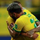 Gabriel Barbosa 'Gabi' (i) de Brasil celebra un gol con Neymar hoy, durante un partido por las eliminatorias sudamericanas entre Brasil y Uruguay para el Mundial de Catar 2022