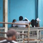 Desde la masacre del 28 de septiembre se ven pocas mujeres  ingresando a visitar a sus esposos. Hay restricciones.