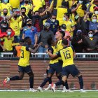 Jugadores de Ecuador celebran un gol de Piero Hincapie.