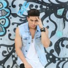 El actor de televisión se encuentra con su novia Elizabeth Cader en El Salvador.