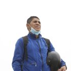 El profesor Jhonny Morales viendo a su hijo en el estadio de Valdez.