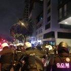 La Policía despejaba las aglomeraciones que se formaron en la avenida.