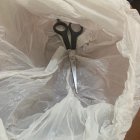 La tijera con la que presuntamente atacaron a Kevin Patiño López.