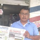 Muestra el periódico ganador.