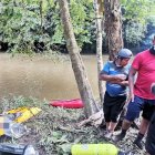 Rescatistas junto al cuerpo del infortunado que habría caído accidentalmente a un río.