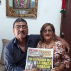 Mirna y su esposo Carlos, quien le ayudó a despegar las páginas.