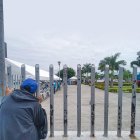 Un día después de la matanza, los familiares esperaban afuera de la morgue.