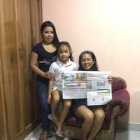 Anggie Mero con su EXTRA ganadora junto a su hermana Katherine, su sobrina Danna y la mascota Bruno.