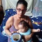 Andrea espera que el casco donado sea de la medida del cráneo de su hijo.