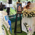 Los padres del menor lloran ante su féretro, minutos antes de la inhumación.