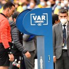 El árbitro colombiano Wilmar Roldán revisa el VAR.