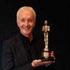 El actor da vida a un androide en la saga cinematográfica.