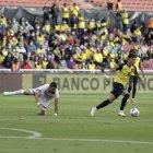 Tomás Rincón (i), capitán de Venezuela, quedó en el suelo tras intentar marcar a Jeremy Sarmiento de Ecuador.