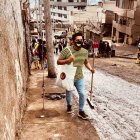 A Willie 

Tamayo no le importó llenarse de lodo. Quiso ayudar a los vecinos de La Comuna que lo han acompañado en su carrera.