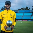 Leonai Souza y su premio por estar en el 11 ideal del fútbol uruguayo en el 2011.
