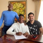 El delantero ecuatoriano Djorkaeff Reasco (c) firmó por tres temporadas con Newell' de Argentina.