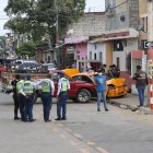 El taxista se chocó contra una camioneta luego de ser baleado por motorizados.