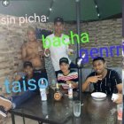 En la foto aparecen en una ‘vacilada’ Tyson, detrás de él alias Sin Picha, ambos requeridos por la Policía.