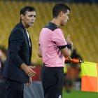 El entrenador de Barcelona Fabián Bustos (i) reclama, en un partido de la Copa Libertadores entre Barcelona SC y Montevideo City Torque en el estadio Monumental en Guayaquil.