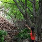 Una moradora señala el punto donde ocurrió el deslizamiento de tierra