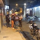 Policías llegaron al sector de la Juan Montalvo, en el noroeste de Guayaquil, para indagar un crimen ocurrido en la zona.