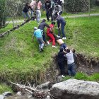 Momentos en que los rescatistas sacaban el cuerpo del río.