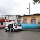 Policías llegaron a la zona para conocer e indagar el caso.