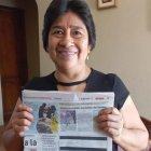 Mónica Alejandro Guamán, de Santa Elena, con  gran alegría muestra su Diario ganador.