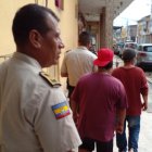 Agentes de la Policía escoltan a dos de los detenidos hasta la Fiscalía.