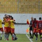 Los jugadores de Aucas festejan con Francisco Fydriszewski el primer gol anotado en el Gonzalo Pozo Ripalda.