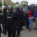 Policías y familiares de presos se observó en los exteriores del penal en Esmeraldas, donde hubo refriega entre agentes e internos.