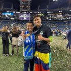 Xavier Arreaga en la cancha festejando con el compatriota Mauricio Murillo.