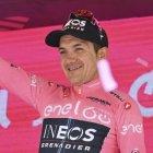 El ciclista ecuatoriano Richard Carapaz no se cansa de vestir la 'maglia rosa'
