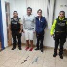 Un afectado señaló hacia dónde se fueron los sospechosos luego de botarlos en la quebrada.