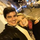 Isaac confiesa que los besos de su novia son una mezcla de dulzura y pasión.