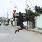 Eduardo Quiñónez, haciendo una  jugada de balonmano en su sector en Socio Vivienda 2.
