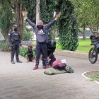 En el parque se hacen operativos. La policía requisa si las personas llevan armas o droga.