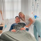 Mafer con su hermano después de la cirugía.