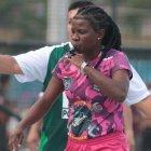 Mónica le gusta correr toda la cancha, a veces hasta quiere festejar los goles que hacen a los que dirige.