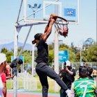 Jimmy Buttler jugó en el parque La Carolina de Quito