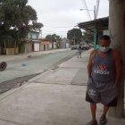 Cuatro criminales en dos motocicletas atentaron en contra de un grupo de personas que jugada naipes en un parterre.