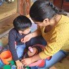 Rosy cuida de su pequeño y lucha para que acceda a la educación.