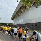 Los hincha de Barcelona ingresando al estadio Chucho Benítez.