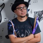 El artista producia temas de varios cantantes ecuatorianos.