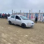 Las víctimas se movilizaban en un auto plomo.