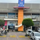 En el exterior del centro comercial se registró el delito.