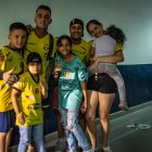 Uno de los niños tenía la camiseta que decían Díaz rota, el Kitu se percató y al final del partido ante Macará, le regaló la que usó.